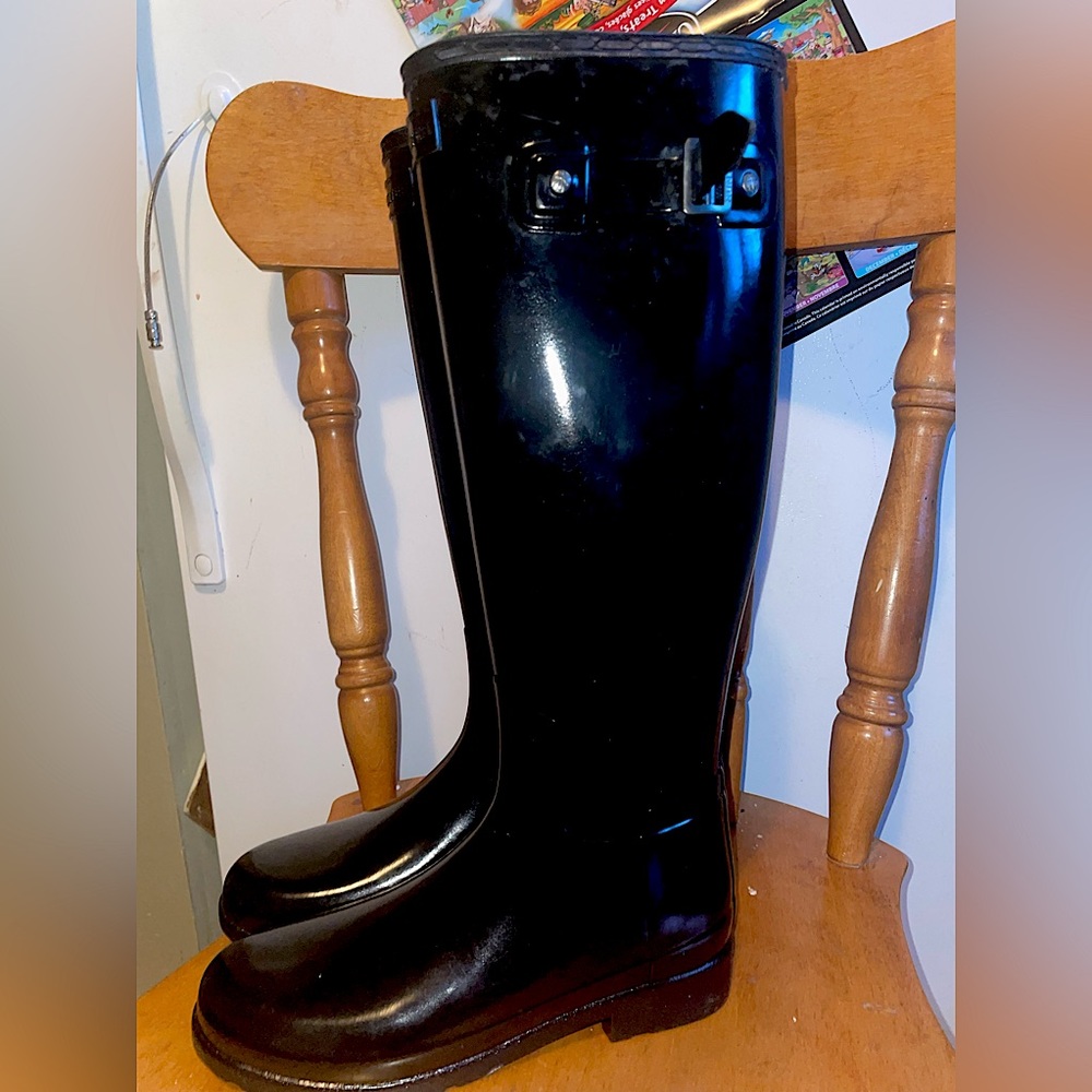 Tall, gloss, adjustable, hunter boots, never worn